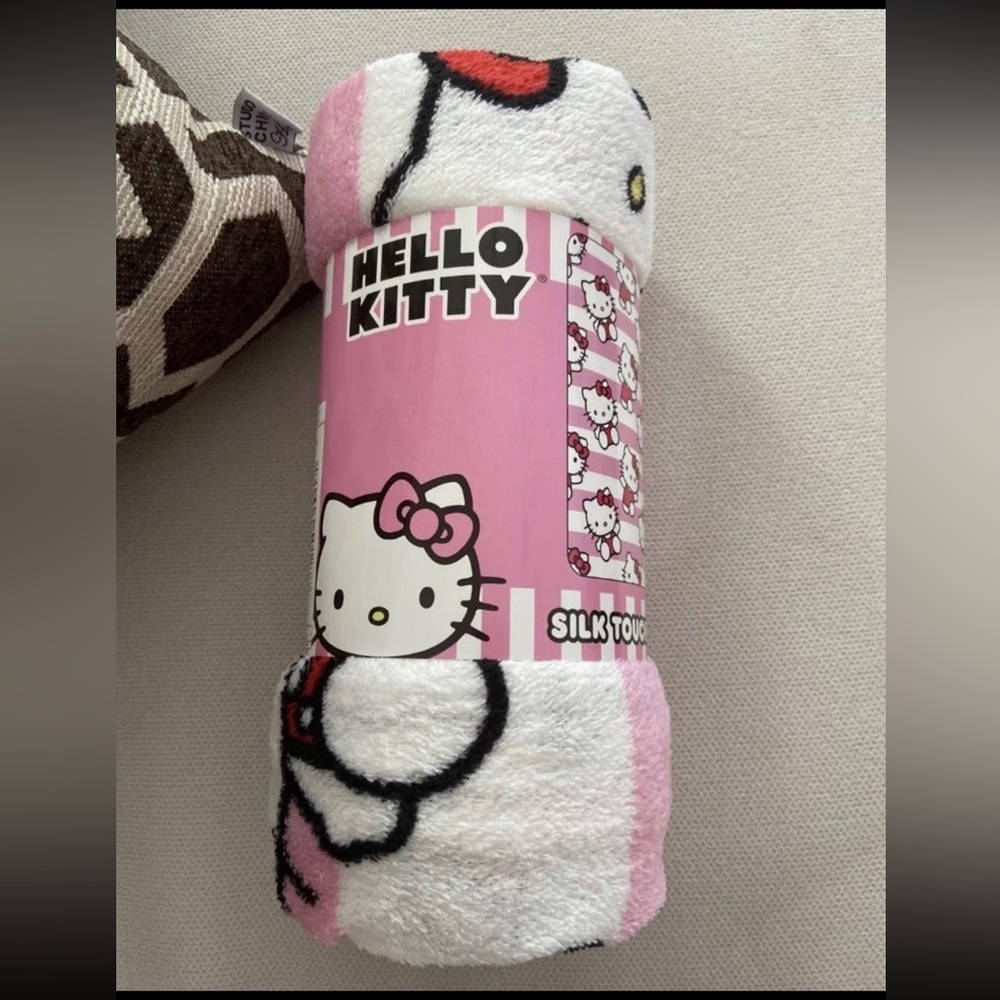 NEW NWT Sanrio Hello Kitty Blanket 40" x 50" Silk Touch Pink Throw